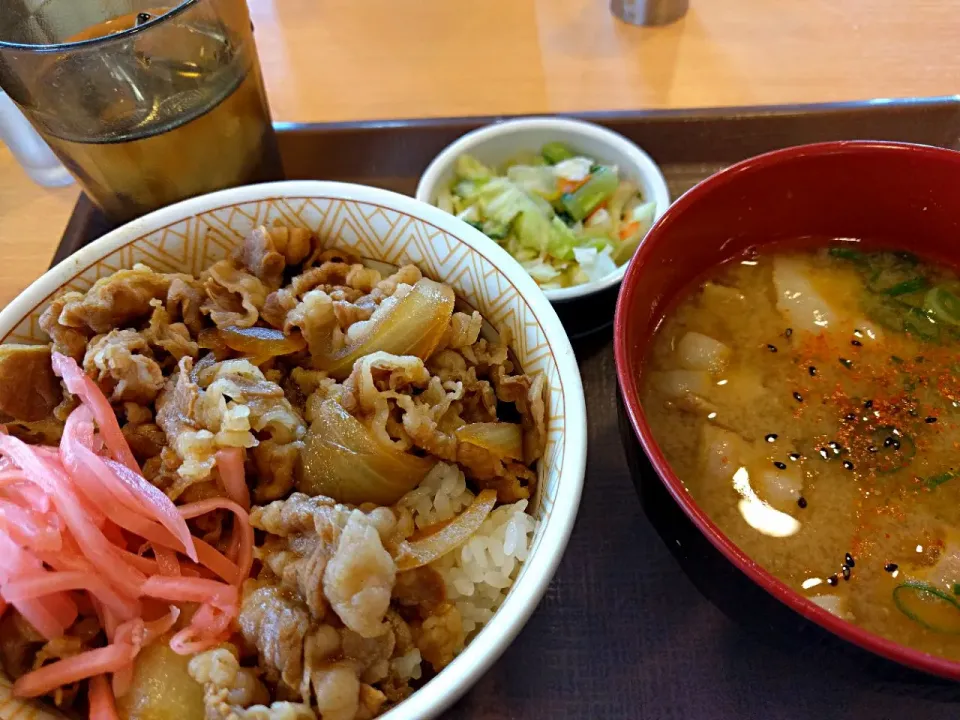 Snapdishの料理写真:牛丼とん汁おしんこセット すき家
 #牛丼 #豚汁 #おしんこ #すき家|sakumaさん