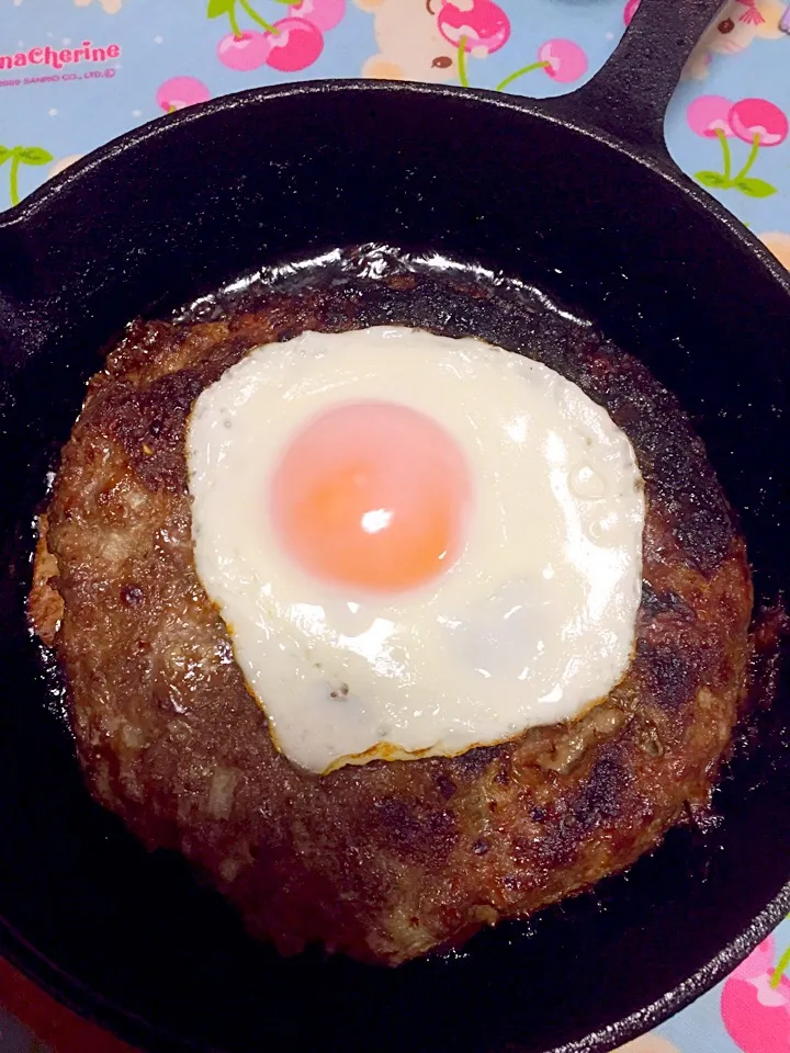 スキレットハンバーグ🍴目玉焼きのせ🍳|akiさん