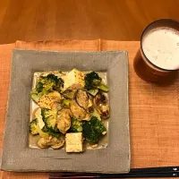 Snapdishの料理写真:牡蠣とブロッコリー&焼豆腐🍺|pearlさん