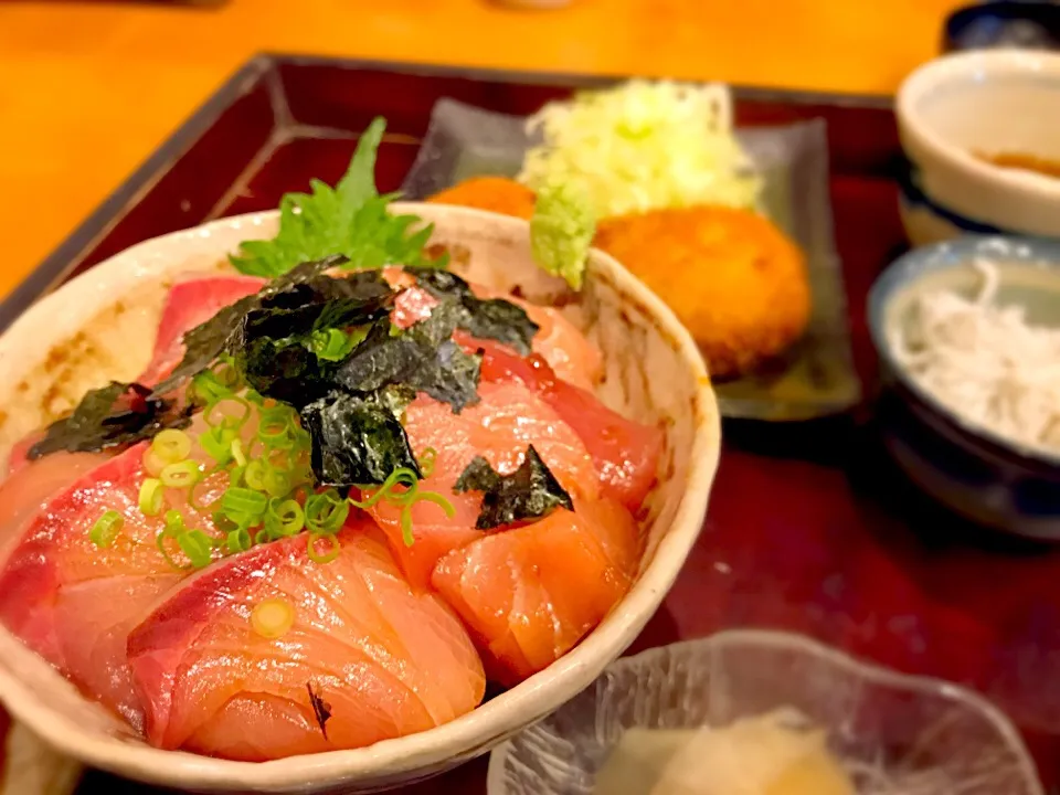 久しぶりのさしみやで、まぐろとぶり丼、コロッケ定食。いただきまーす♪|ASuzukiさん