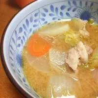 晩ご飯に豚汁作ったんだけど、僕は料理が下手なのでヨメの目の前で「美味しくな〜れ〜♪」の呪文を唱えたら、ヨメがいきなり七味を取りに行く暴挙に出た。|shimakouさん