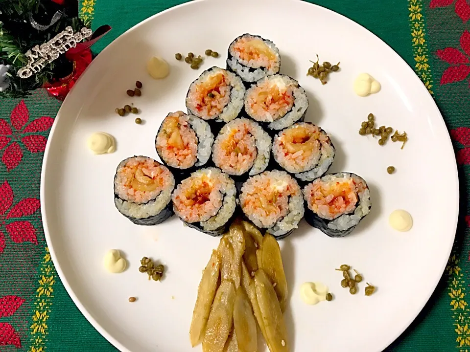 クリスマスやのに、全然何もしてなくて、慌ててカボスライスを炊き、酢飯にカボスの皮をスリ、クリチとキムチで巻き巻き、ゴボウの甘辛煮を木に見立てて、ツリ〰っぽくしてみましたが、見えるかな?|noeさん