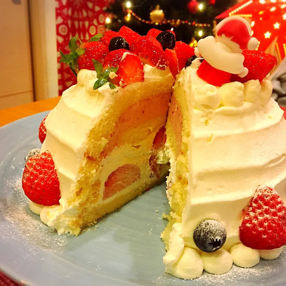 中には苺のムースと生クリームとたっぷり苺が入ってます( ´ ▽ ` )ﾉ#クリスマスケーキ|NAO242508さん