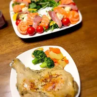 Snapdishの料理写真:カルパッチョのリースサラダと鳥もも肉のコンフィ|みきさん