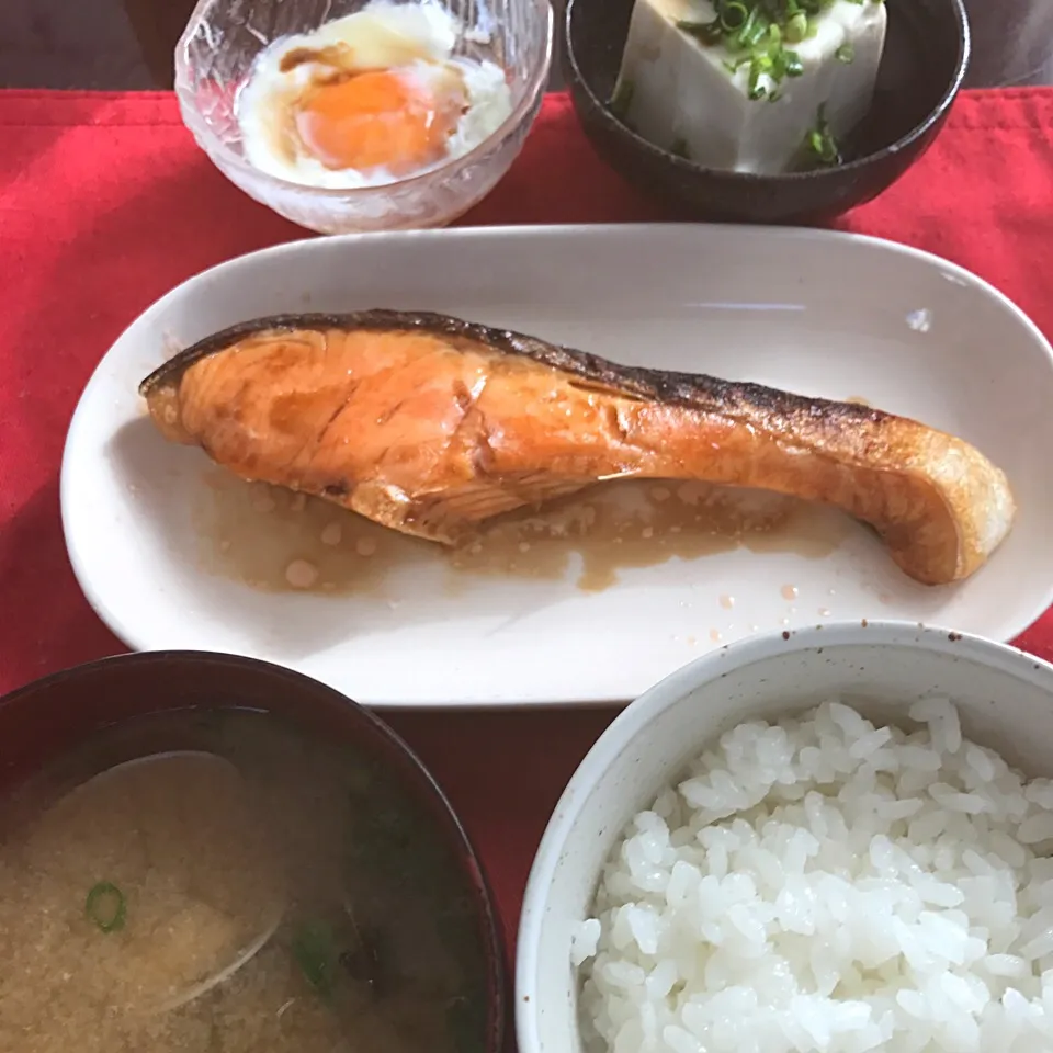 焼鮭、あさりの味噌汁、卵、奴|純さん