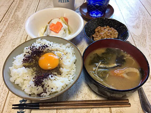 今日の男飯(＞人＜;)朝ごはんバージョン♬二度寝してしまいました（≧∇≦）
納豆andちくわとサニーレタスとエノキとワカメの味噌汁andしそたまごかけごはんandピクルス盛り合わせヨーグルト♬|ひーちゃんさん