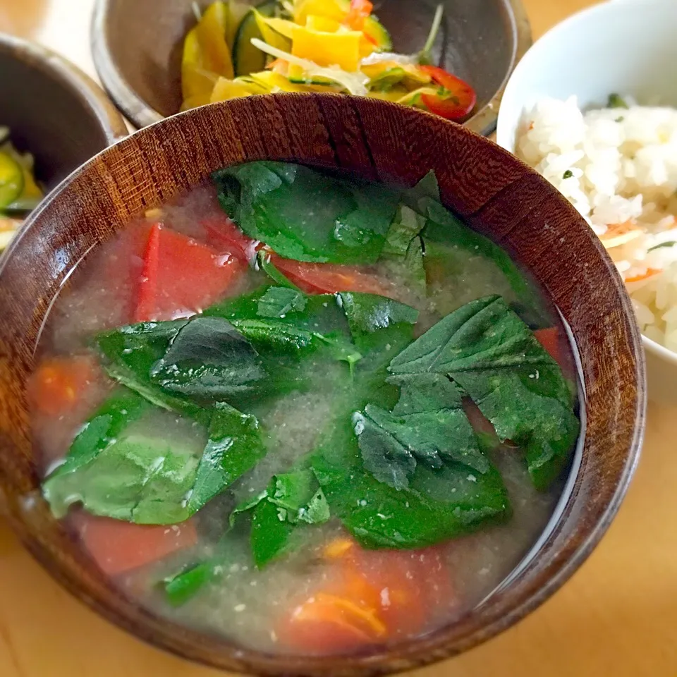 トマトとバジルの味噌汁が美味しかった件☆ 
アゴ出汁でトマトを炊いて愛媛の甘い麦味噌、お椀に注いでバジルをパラっと。珍しく実験成功（笑）|honeyhunterさん