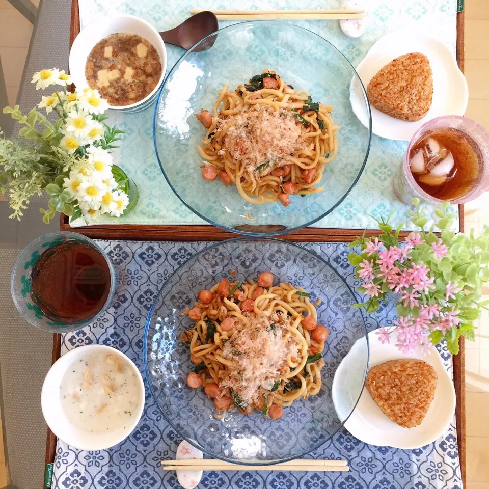 12/24❤︎ほうれん草とソーセージの醤油味焼きうどん❤︎主人と娘の休日昼ごはん|Makinsさん