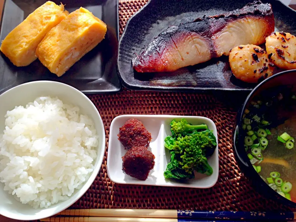 ☆炊きたてコシヒカリ
☆たまごやき
☆鰤とほたての粕漬け焼き
☆たらこの佃煮
☆菜の花のお浸し
☆ワカメとネギの味噌汁

夜はクリスマスの洋メニューになるから、朝は和で🎌|アイさん