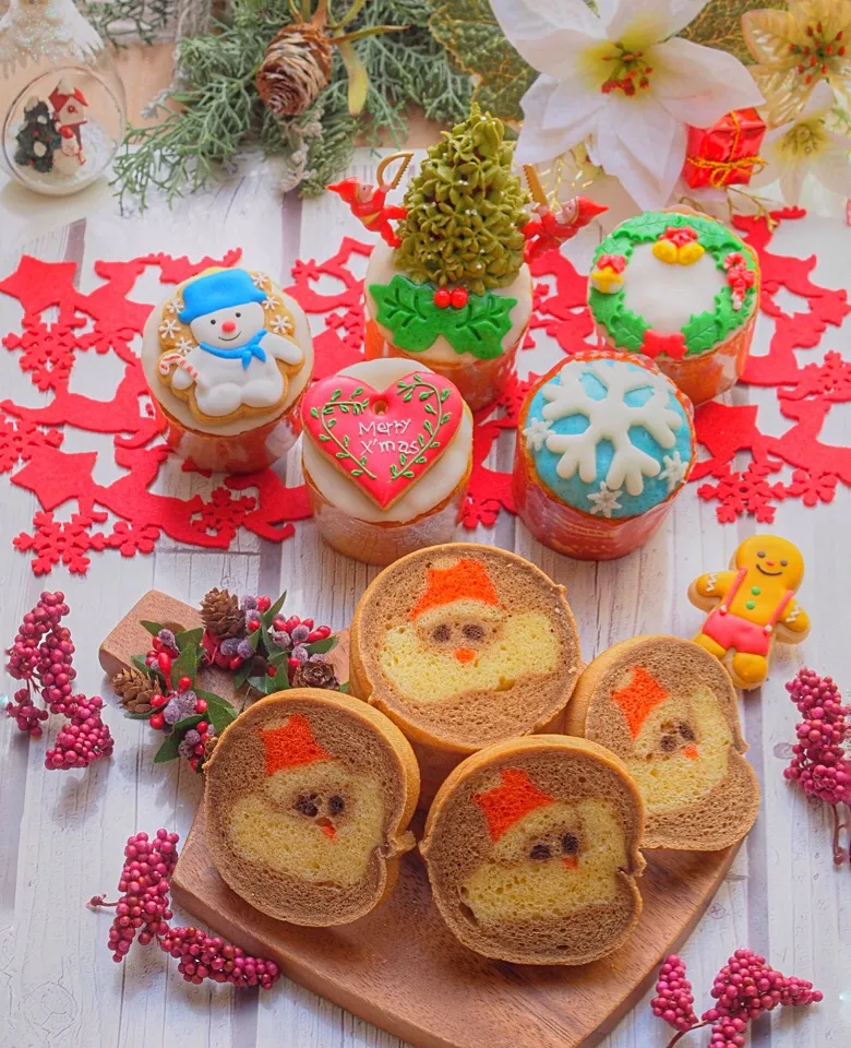 Snapdishの料理写真:サンタパンと
クリスマスカップケーキ🎄🎅💕|okanさん