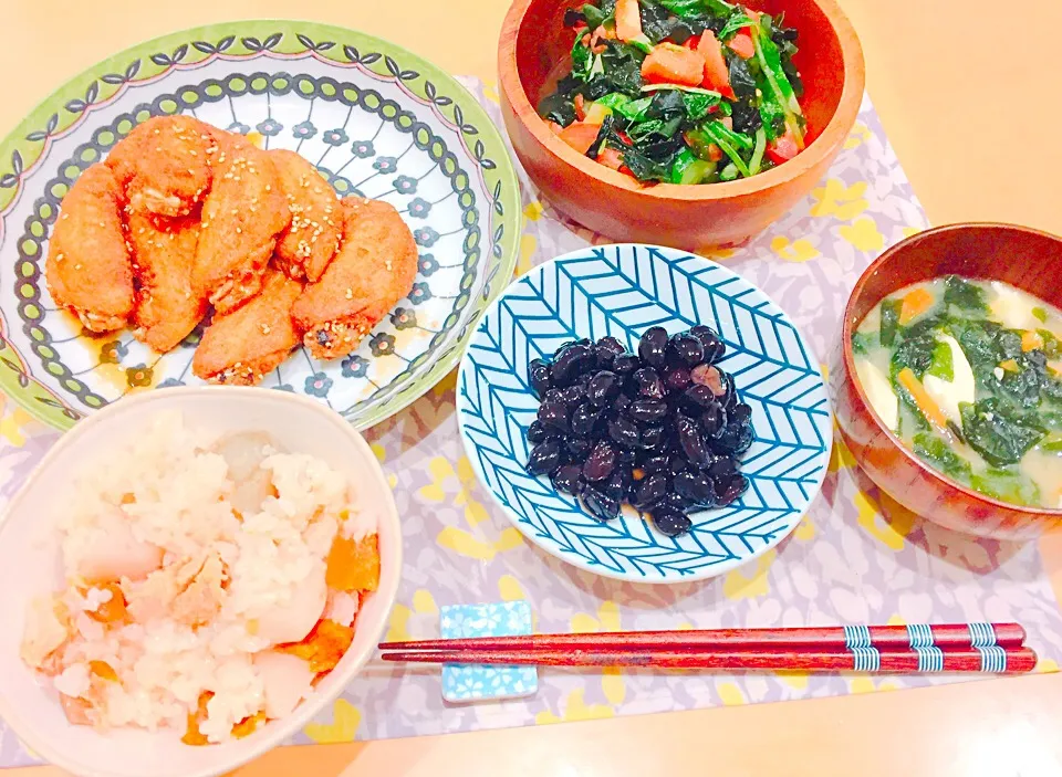 Snapdishの料理写真:手羽先の唐揚げ 根菜と鮭の炊き込みご飯 きゅうりとトマトの柚子胡椒サラダ etc|kona7さん