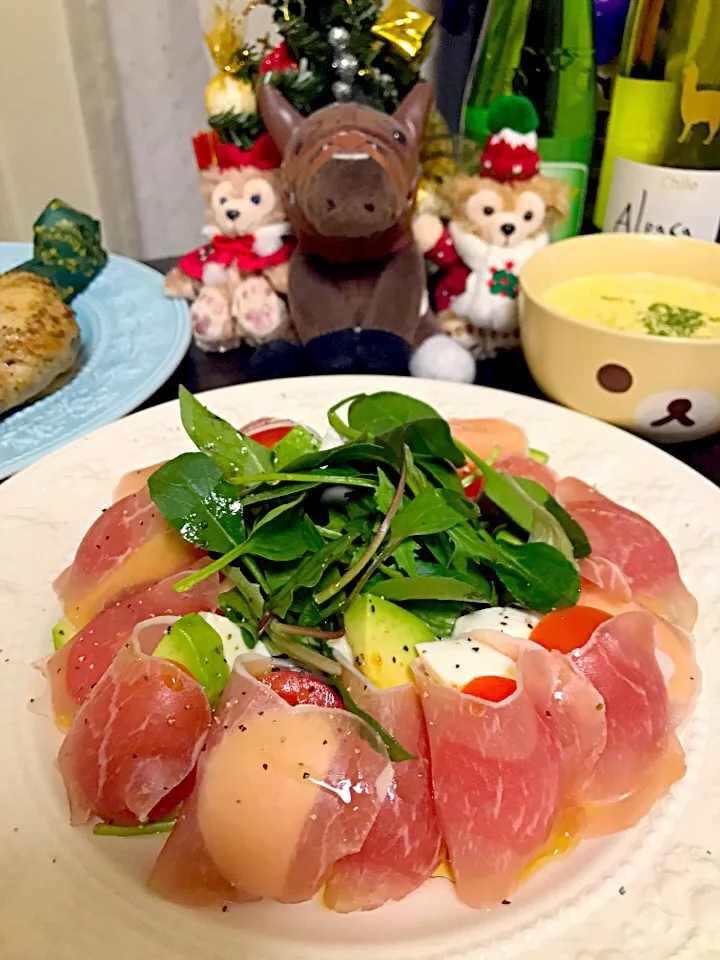 Snapdishの料理写真:カプレーゼ♡ #クリスマスメニュー #クリスマスホームパーティー カプレーゼ ローストチキン コブサラダ コーンスープ お寿司 ケーキ|つんさん