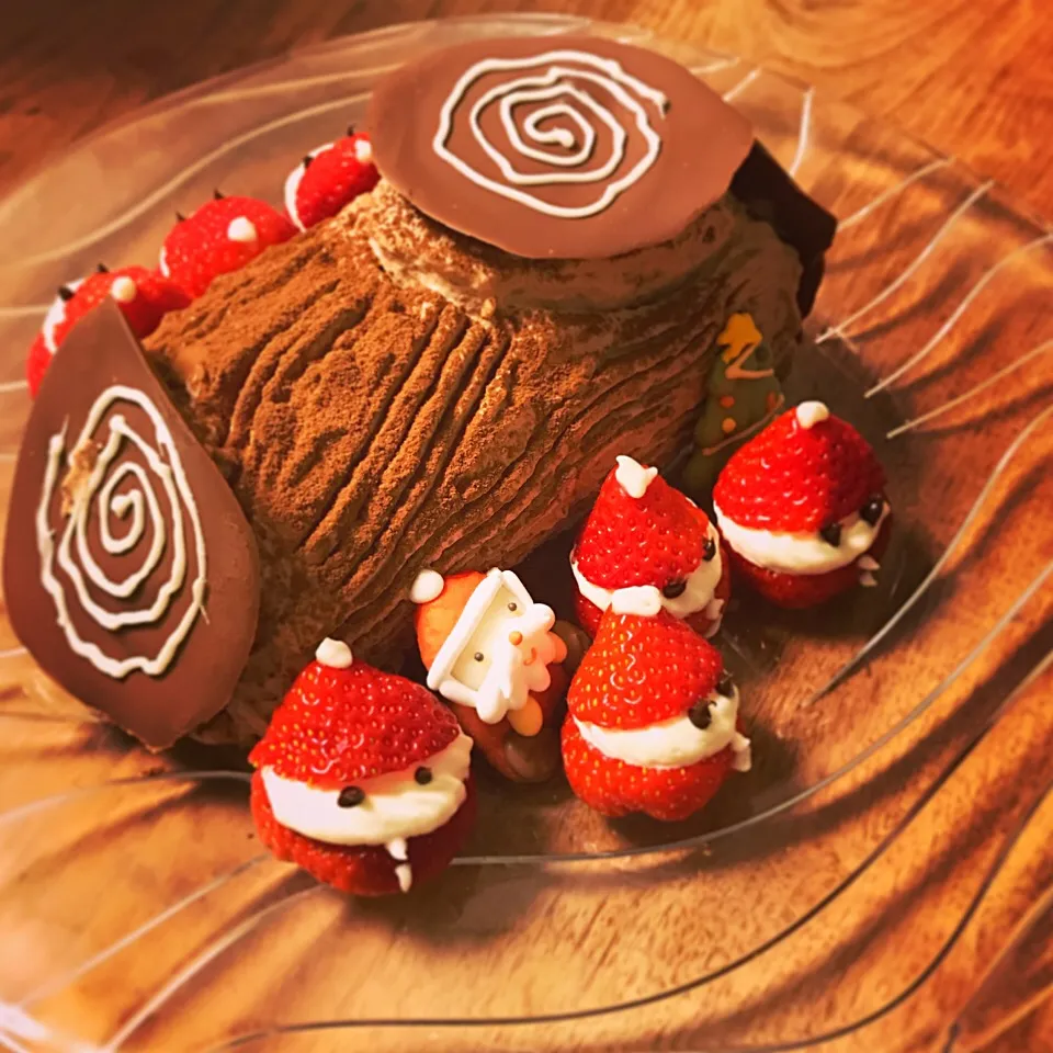 今年はブッシュドノエルに、いちごサンタの群🍓🎅|yukoさん