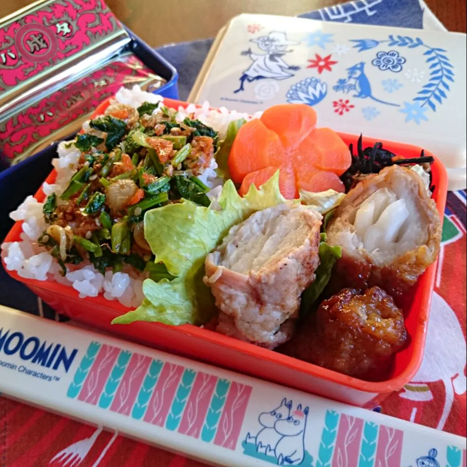 Snapdishの料理写真:お弁当(12/24)
かぶふりかけごはん、白菜の肉巻き(すき焼き風&塩コショウ)、ひじきの煮物、人参、レタス、六花亭のバターサンド♡|さっちんさん