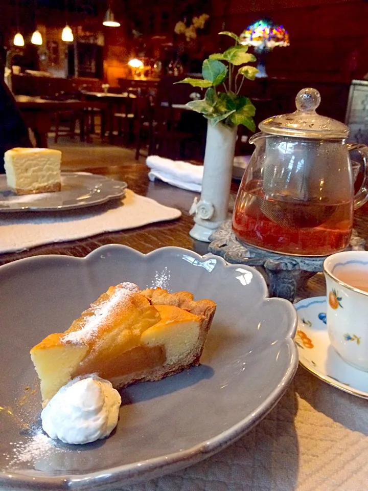 チーズケーキ、りんごのタルト🍎ハーブティー🌿|祥子さん