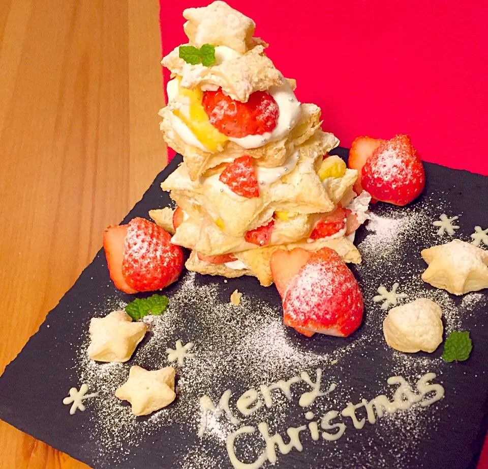 苺のミルフィーユツリー🎄|akanyeさん