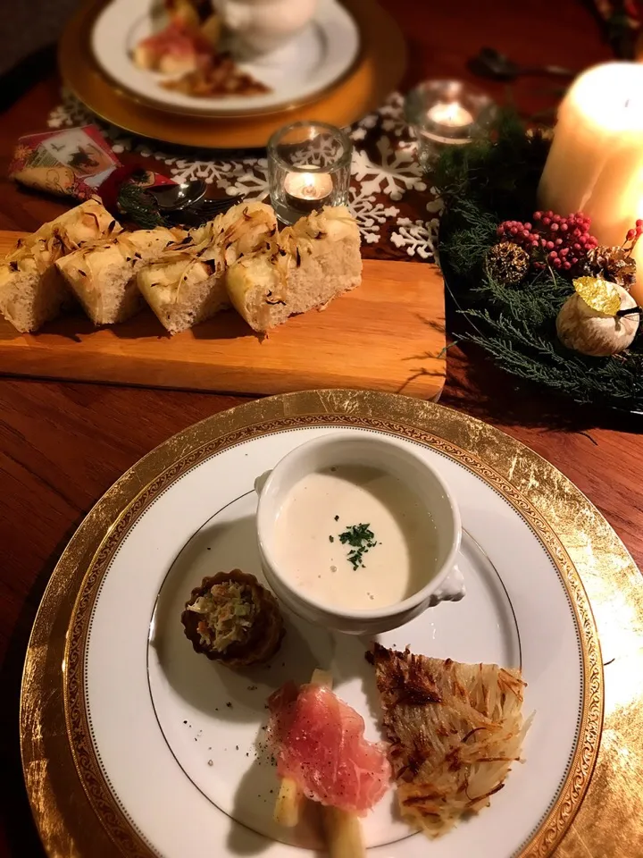 Snapdishの料理写真:Christmas 2016 前菜とスープ
生ハムとラフランス、ジャガイモのガレット、カニ肉詰めのパイ、クラムチャウダー|yamaさん