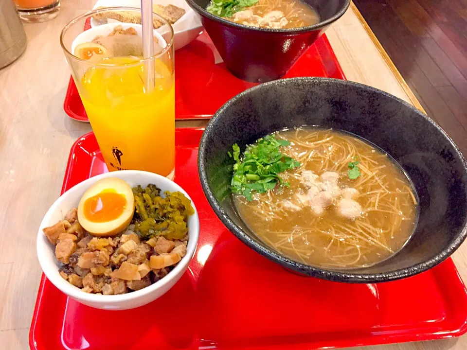 Snapdishの料理写真:台湾麺線と魯肉飯💕|あひごんさん