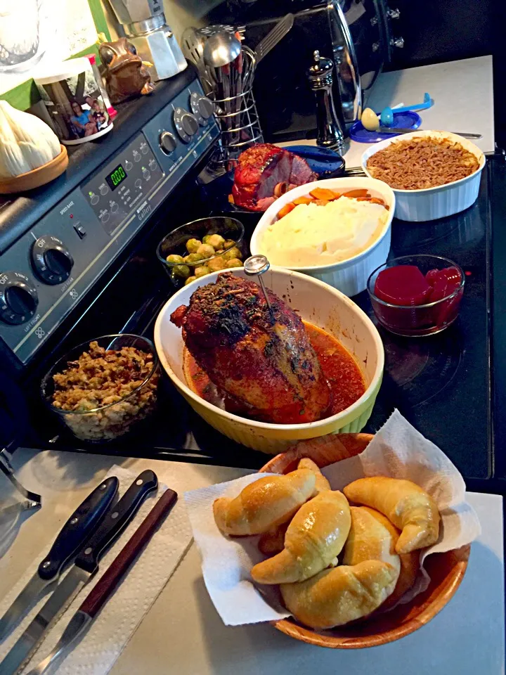 Thanksgiving dinner for two turkey breasts a baked ham mashed potatoes sweet potato green being casserole and some rolls gravy cranberry all the goods amen|Polly Annaさん