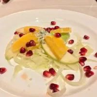 Snapdishの料理写真:Insalata Invernale
Shaved fennel, orange, Granny Smith apples, topped with Gorgonzola, pomegranate pips, and citrus vinaigrette|Ryderさん