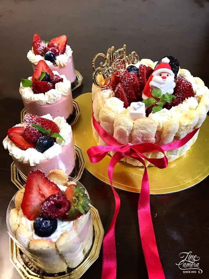 #今年のクリスマスケーキ🎂
卵１つで小さなシャルロット
おまけのおチビさんも苺🍓ムース|とんちんさん