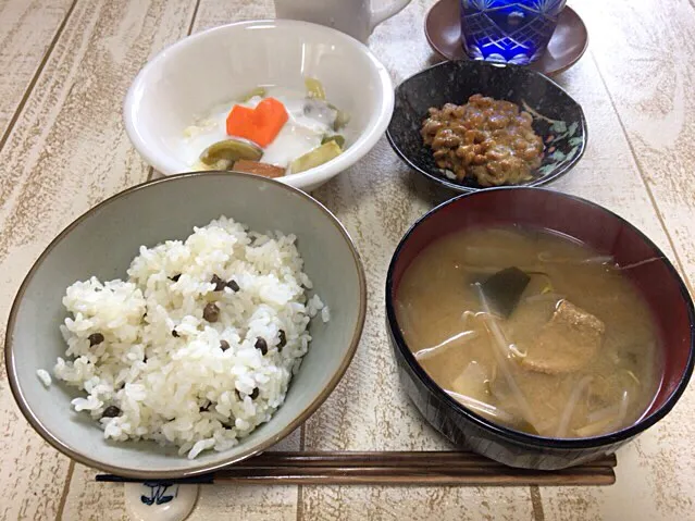 今日の男飯(＞人＜;)朝ごはんバージョン♬
クリぼっちでやけ酒後
納豆and聖護院大根と黒はんぺんとモヤシとワカメの味噌汁andムカゴごはんandピクルス盛り合わせ♬|ひーちゃんさん