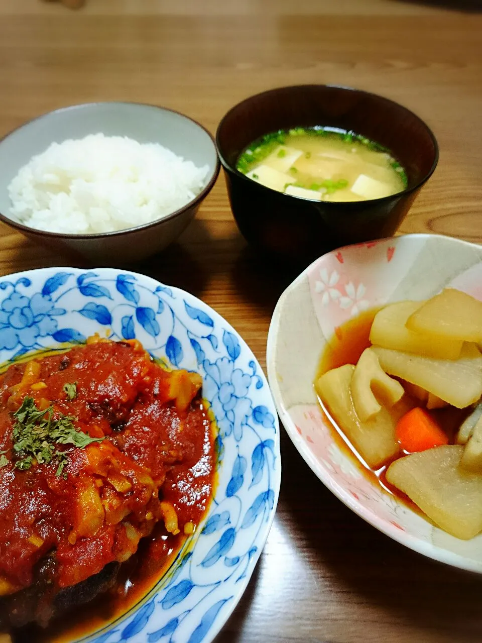 Snapdishの料理写真:・煮込みハンバーグ
・根菜の煮物
・豆腐の味噌汁|ようかんさん