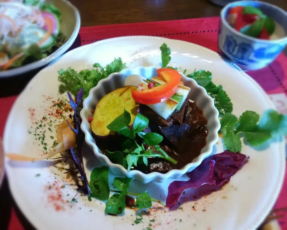 ビーフシチューと地元野菜のサラダ、ピクルス|ヴェローナのパン屋さんさん