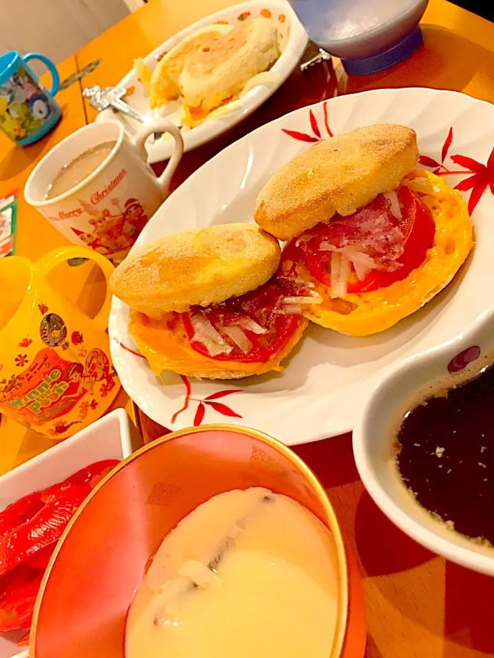 ペッパーハムとチーズ玉ねぎトマトのマフィン   茶碗蒸し  パイナップルジュース🍍  カフェオレ☕️|ch＊K*∀o(^^*)♪さん