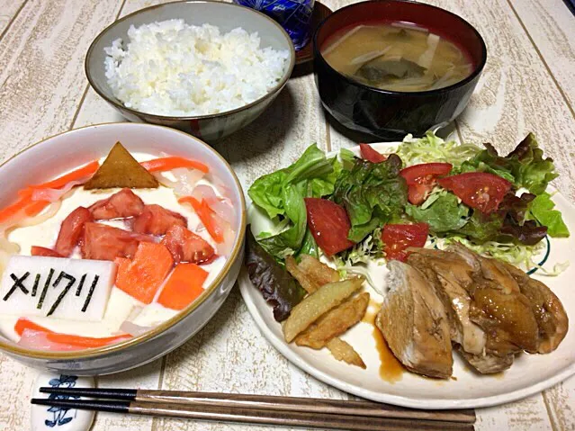 今日の男飯(＞人＜;)晩ご飯バージョン♬
昨日の余り物クリスマスプレートand静岡黒はんぺんと聖護院大根とモヤシとワカメの味噌汁and自作クリスマスケーキandごはん♬|ひーちゃんさん