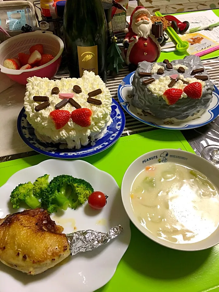 Snapdishの料理写真:お家クリスマスのディナー、チキンステーキ、クリームシチュー、ケーキ、シャンパンだよヾ(´︶`♡)ﾉ|ライムさん