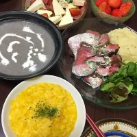 Snapdishの料理写真:12月25日晩ご飯。クリスマス。今までの中で一番火の通りがちょうど良かったローストビーフ、マッシュポテト、生ハムとチーズのサラダ、カボチャのリゾット風、マッシュルームポタージュ、🍓。
リゾットおしえてくれたnaokiさん、食べ友よろしくでーす( ´ ▽ ` )ﾉ✨