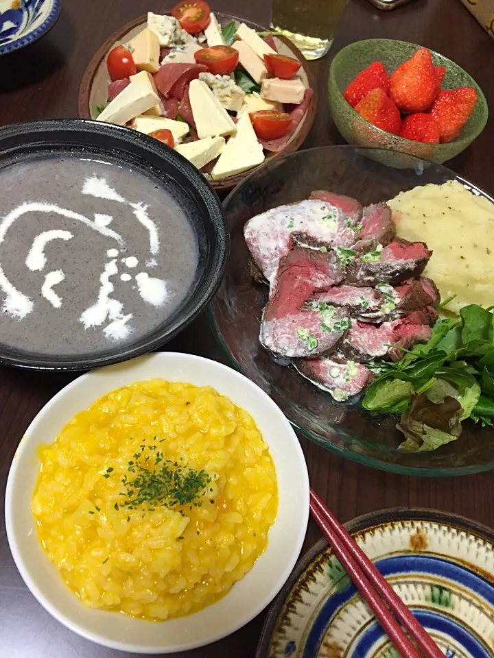 12月25日晩ご飯。クリスマス。今までの中で一番火の通りがちょうど良かったローストビーフ、マッシュポテト、生ハムとチーズのサラダ、カボチャのリゾット風、マッシュルームポタージュ、🍓。
リゾットおしえてくれたnaokiさん、食べ友よろしくでーす( ´ ▽ ` )ﾉ✨|あやさん