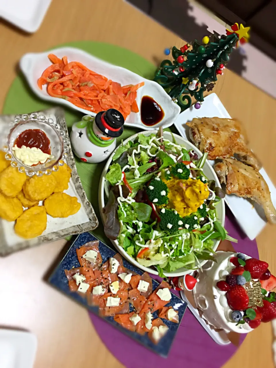 Snapdishの料理写真:Christmasディナー🎄
チキンレッグ、カボチャとクリームチーズのサラダ、グリーンサラダ、チキンナゲット、サーモン刺身、スモークサーモンマリネ|くろさん