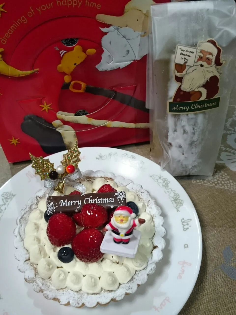 Snapdishの料理写真:Christmasケーキ🎂  娘が作ったイチゴ🍓🍓のタルト・・ガトーショコラ今年も、美味しく出来上がりました。娘に、ありがとー😆💕✨😆💕✨|きょうこさん