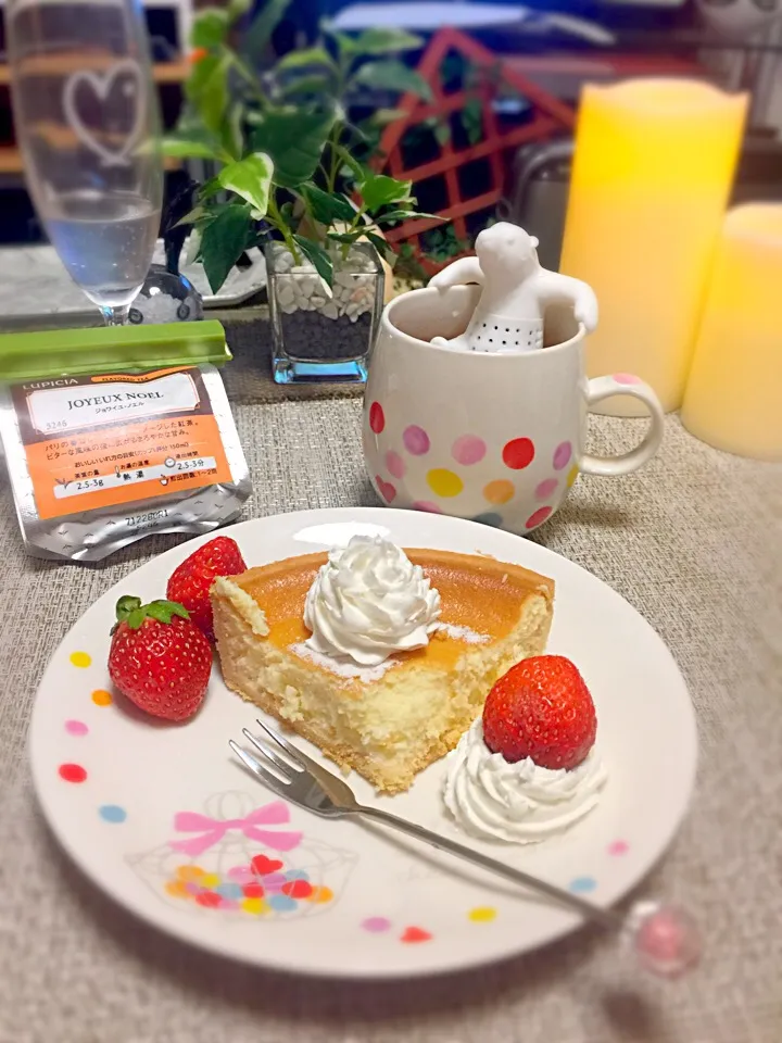 チーズケーキと紅茶❤
#ジョワイユ・ノエル 
#ルピシア #LUPICIA|いず⋈ + ゜さん