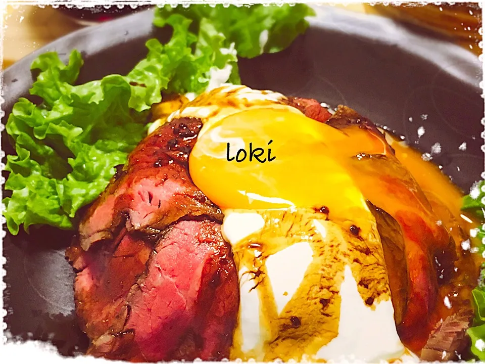 Snapdishの料理写真:ローストビーフ丼🎄ピリ辛ヨーグルトソース🎄|LOKIさん