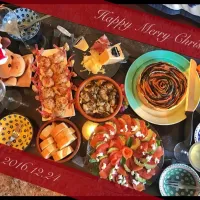 Snapdishの料理写真:Happy Merry Christmas 🎄🌟
#彩り野菜のリコッタパイ #牡蠣とマッシュルームのアヒージョ #鶏のオーブン焼き(リボン付き) #サーモンとアボカドとトマトのカルパッチョ|なつこさん