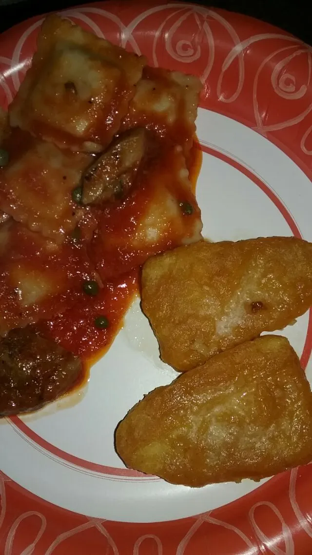 gardien fishless filets with vegan chz ravioli in Mario Batali araibiatta pasta sauce.|Polly Gelfusoさん