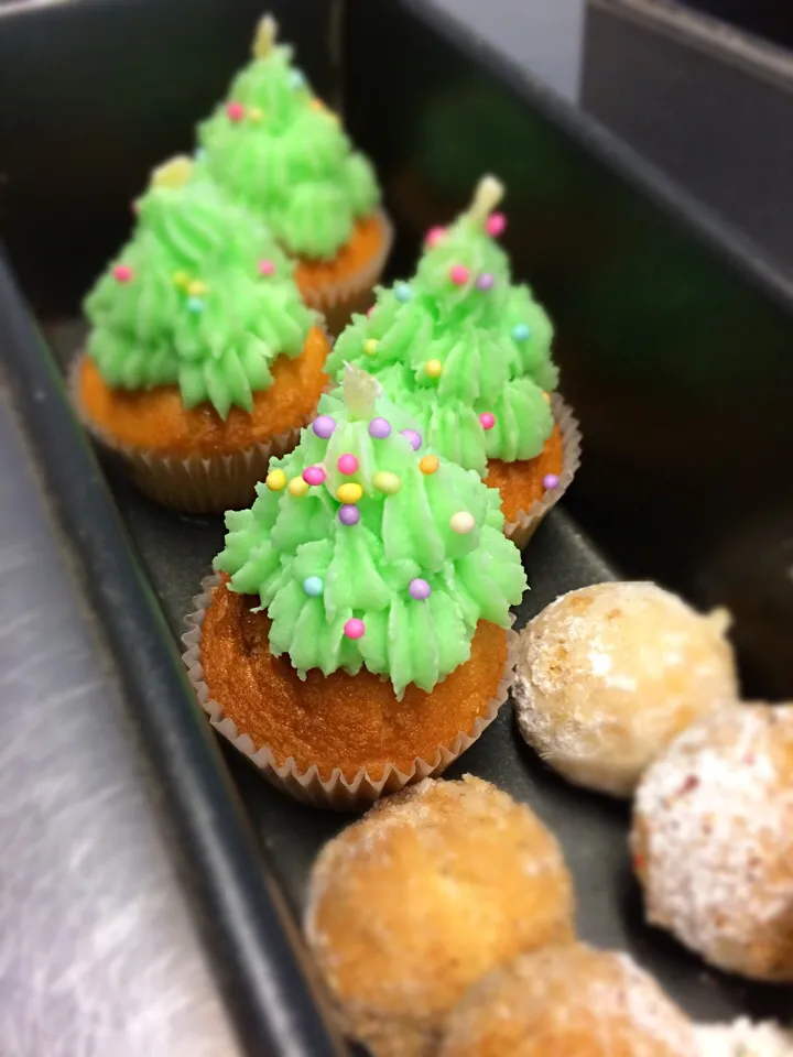 Snapdishの料理写真:Christmas tree mini cupcake|cheesyさん