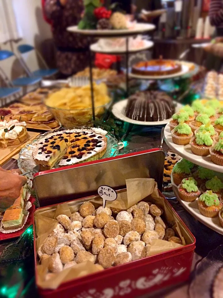 Snowball cookies on Christmas sweets table|cheesyさん