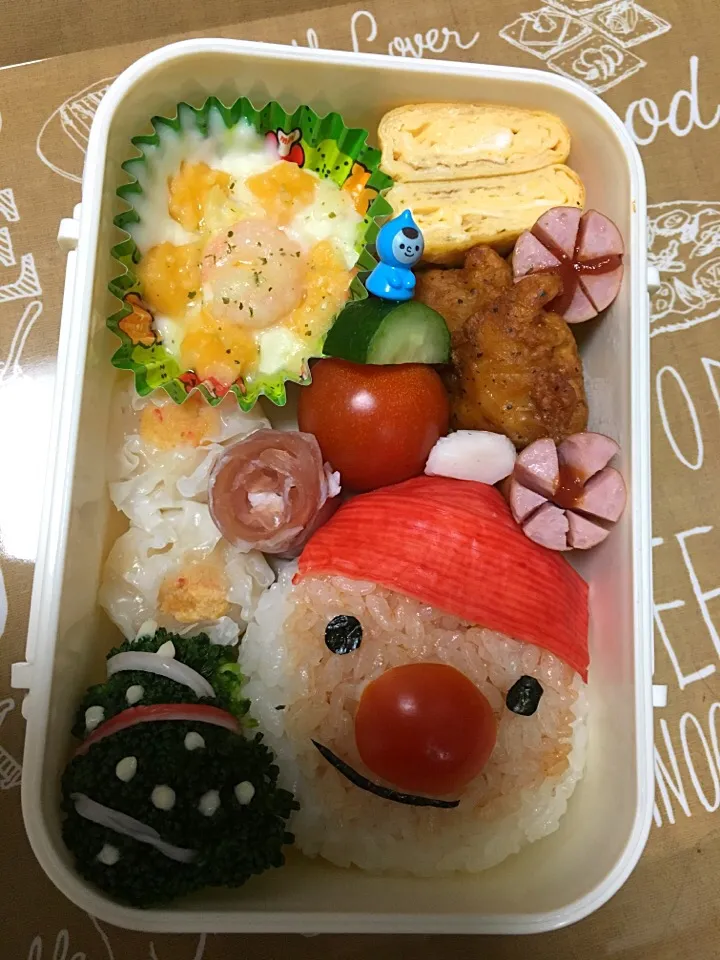 Snapdishの料理写真:クリスマスまでにお弁当作りなかったから、1日遅れちゃったけど、サンタさん

海苔だけで顔を作ったけど、バランスが悪かったから、急遽ミニトマトで鼻を追加。
よくよく考えたら、赤鼻はトナカイさんだったけど、まっいっか〜✌️|こむぎさん