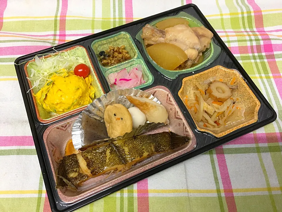 Snapdishの料理写真:手羽元と大根の味噌煮 日替わり弁当 豊川市宅配|Naokazu Kuritaさん