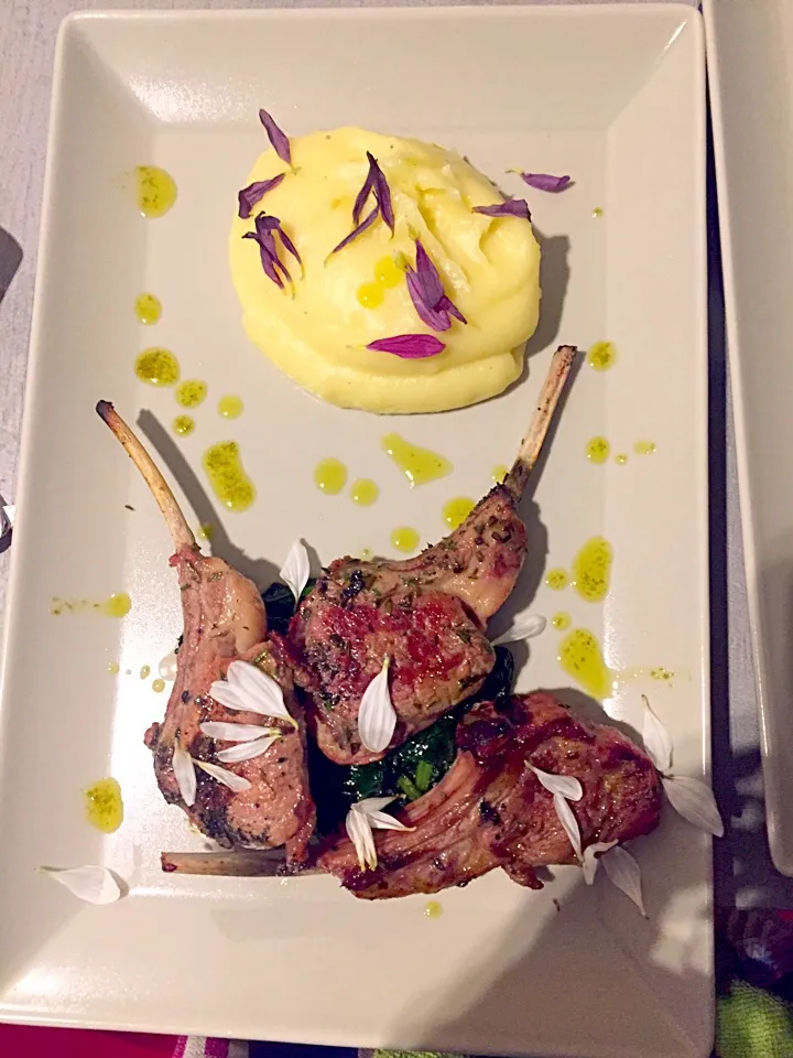 Grilled lamb on spinach bed with smashed potatoes and parsley oil drop|tarallaさん