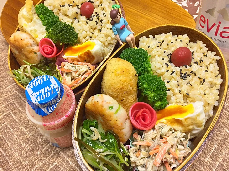 玄米ご飯&コーンクリームコロッケ&花エビとニラのはんぺんお焼き&半月焼き&やみつきジャコ水菜&とんぶりと切干し大根の鶏フレークマヨ和え&紅芯大根の甘酢漬け&ブロッコリーの夫婦お弁当♪

#弁当 #フチ子 #今日から夫婦弁|桃実さん