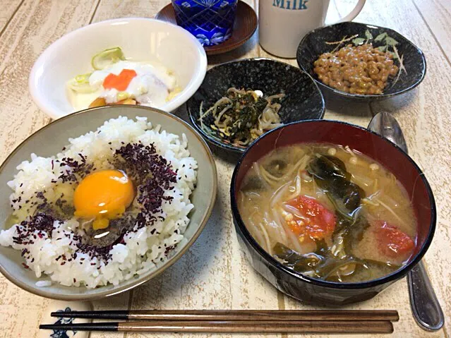 今日の男飯(＞人＜;)朝ごはんバージョン♬
納豆and人参の葉とモヤシのナムル風and聖護院大根とモヤシとワカメとトマトの味噌汁andピクルスヨーグルト♬|ひーちゃんさん