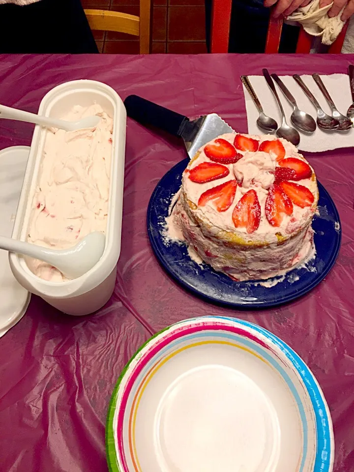 Strawberry tiramisu with strawberry marscapone ice cream|Antonia Ellisさん