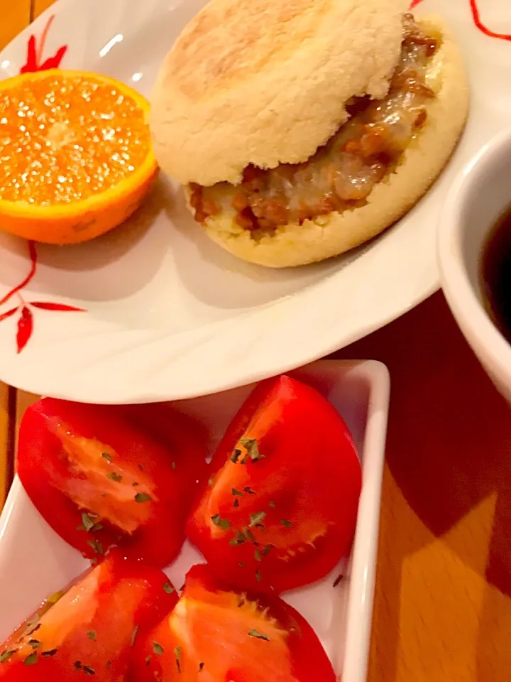 納豆チーズマフィントースト  ペッパーハムとチーズのマフィントースト  トマト🍅  コーヒー☕️|ch＊K*∀o(^^*)♪さん