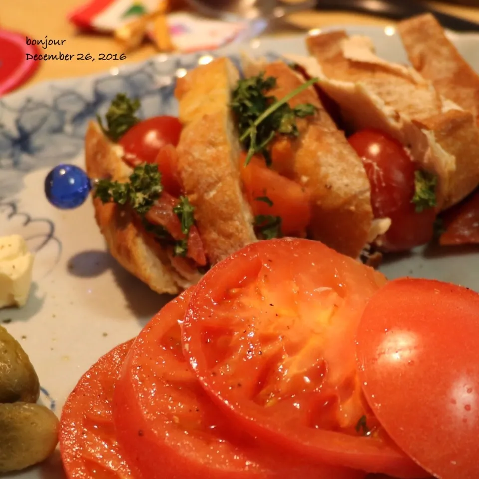 レーズンパンの鶏🐓のトマトサンドイッチ🍞トマト🍅と小さい胡瓜のマリネ❣️|yasuko murakamiさん