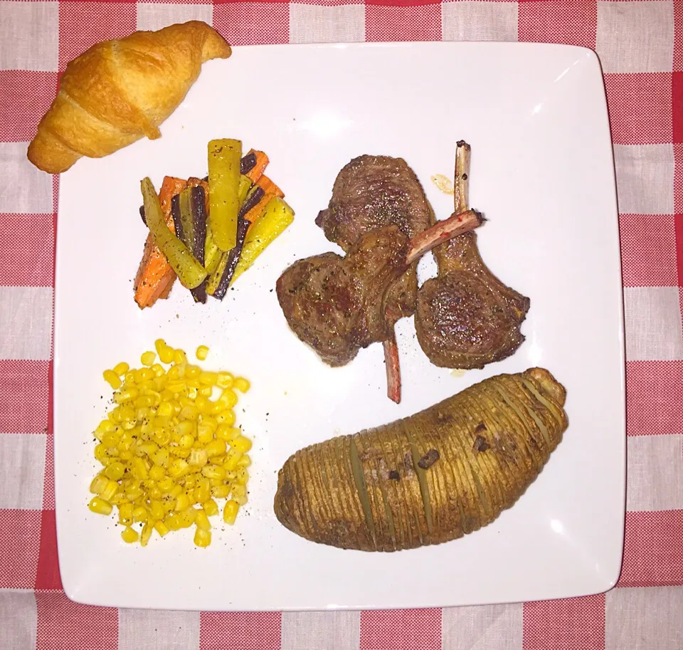 Christmas dinner - lamb chops seasoned with herbes de provence, garlic hasselback potato, sweet corn, roasted rainbow carrots seasoned with butter, thyme and pi|Karenさん